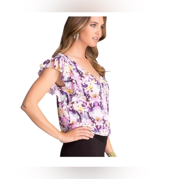 NWT Bebe Printed FLUTTER SLEEVE PRINT TOP Blouse Large - Picture 3 of 11